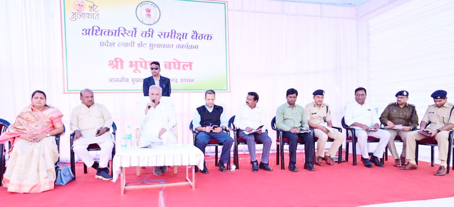 सीएम ने की अफसरों के कार्यों की समीक्षा सीएम ने की अफसरों के कार्यों की समीक्षा