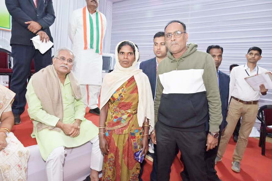 सीएम ने गरीब छात्र को दिए 3 लाख
