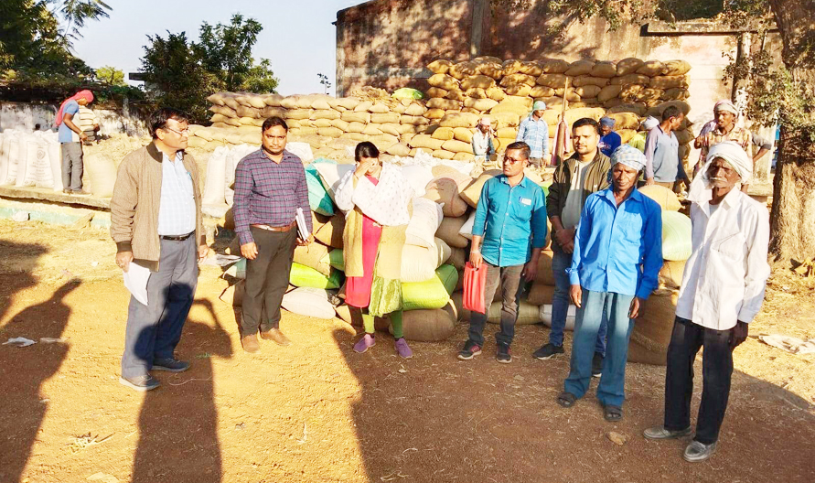 किसान के नाम पर धान बेचते बिचौलिया पकड़ाया