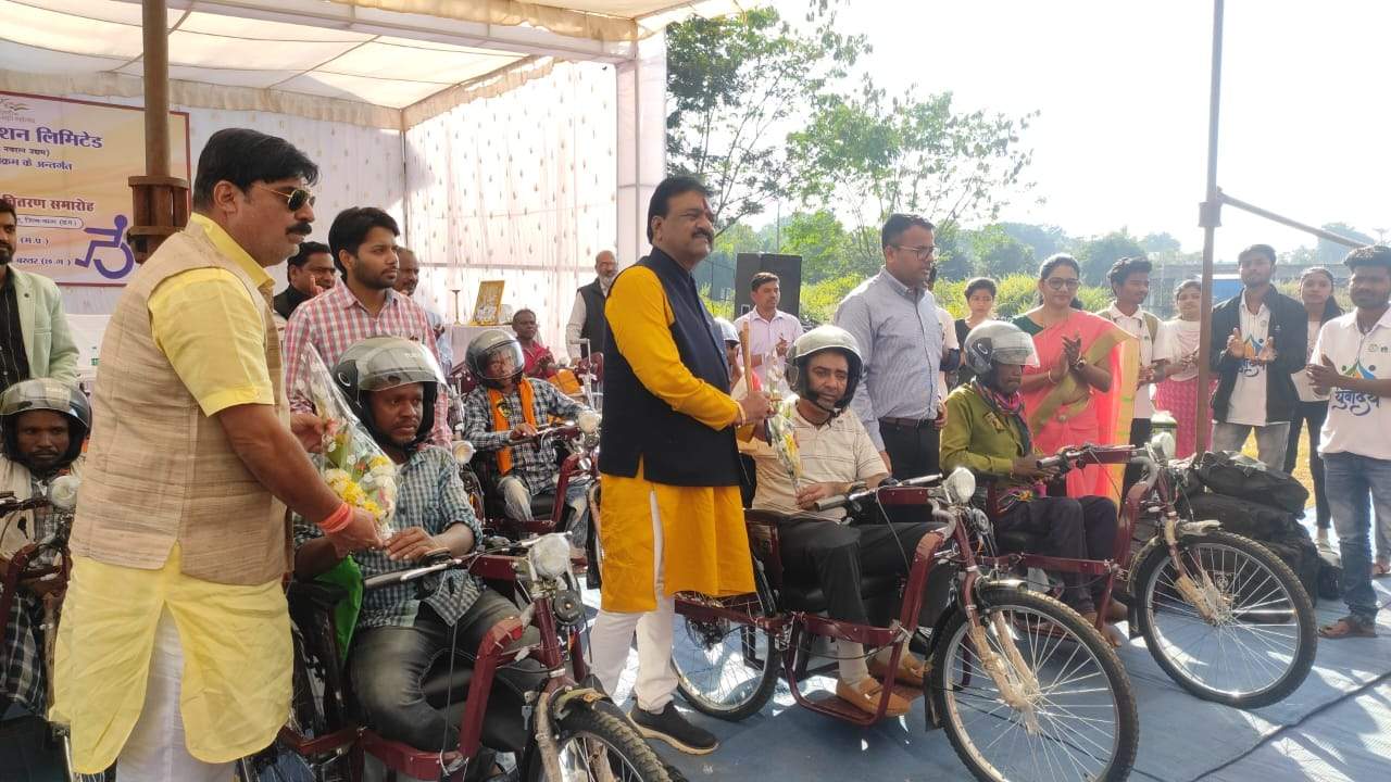 दिव्यांगजनों को मिले कृत्रिम यंत्र और सहायक उपकरण