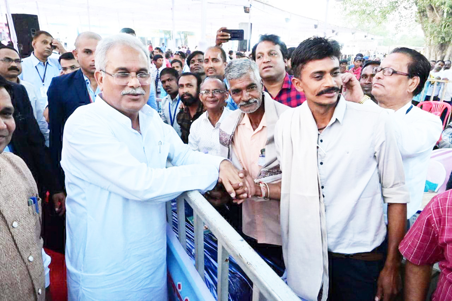 मुख्यमंत्री ने पैरा दान करने वाले किसानों को किया सम्मानित मुख्यमंत्री ने पैरा दान करने वाले किसानों को किया सम्मानित