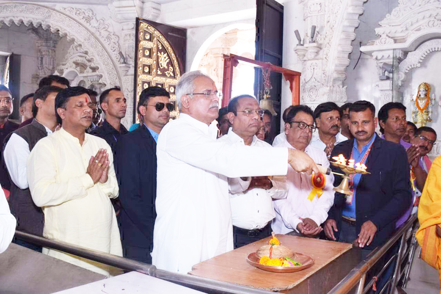 सीएम ने किया इंदिरा की आदमकद प्रतिमा का अनावरण सीएम ने किया इंदिरा की आदमकद प्रतिमा का अनावरण