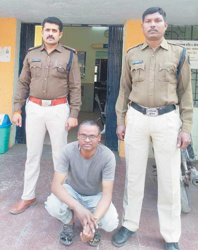 फेसबुक पर दोस्ती, शादी का झांसा देकर रेप, शिक्षक गिरफ्तार फेसबुक पर दोस्ती, शादी का झांसा देकर रेप, शिक्षक गिरफ्तार