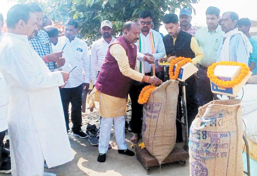 धान तौलकर विधायक ने किया धान खरीदी शुभारंभ धान तौलकर विधायक ने किया धान खरीदी शुभारंभ