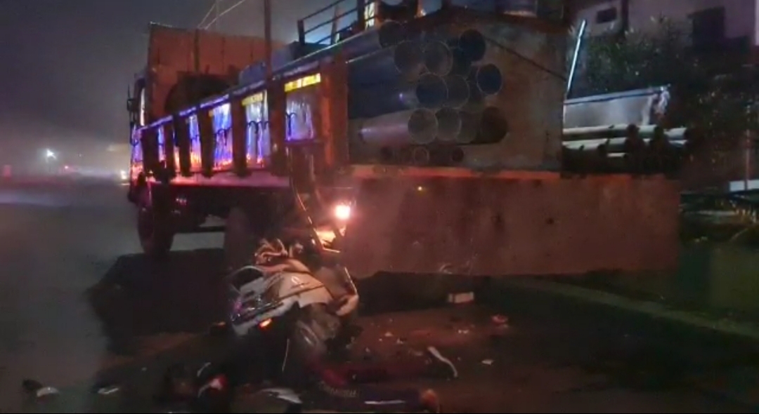 खड़ी ट्रक से टकराई स्कूटी, युवक की मौत