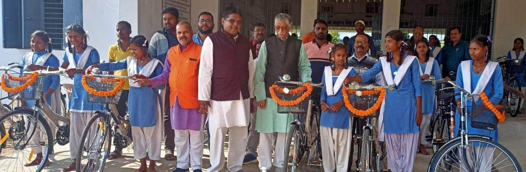 छात्राओं को मिली साइकिल