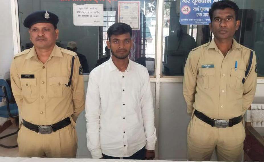 कैश काउंटर में बैठकर अपने ही मालिक को लगाया लाखों का चूना 