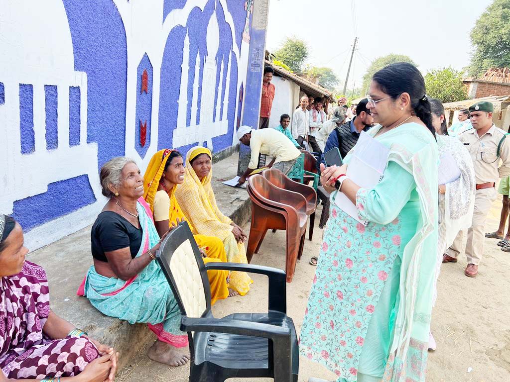 तेन्दूपत्ता संग्राहकों से मिली वन सचिव, भुगतान में गड़बड़ी का मामला