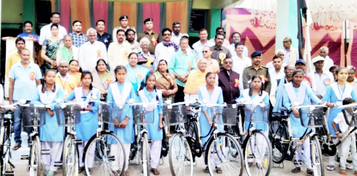 कांग्रेस की महिला नेत्रियों ने छात्राओं को दी साइकिल