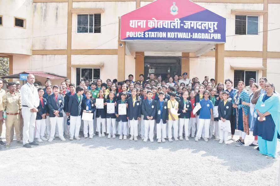  बाल सुरक्षा सप्ताह : कोतवाली थाना का स्कूली बच्चों ने किया भ्रमण