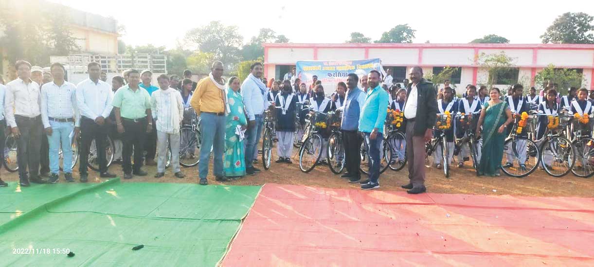 फरसियां स्कूल में साइकिल वितरण