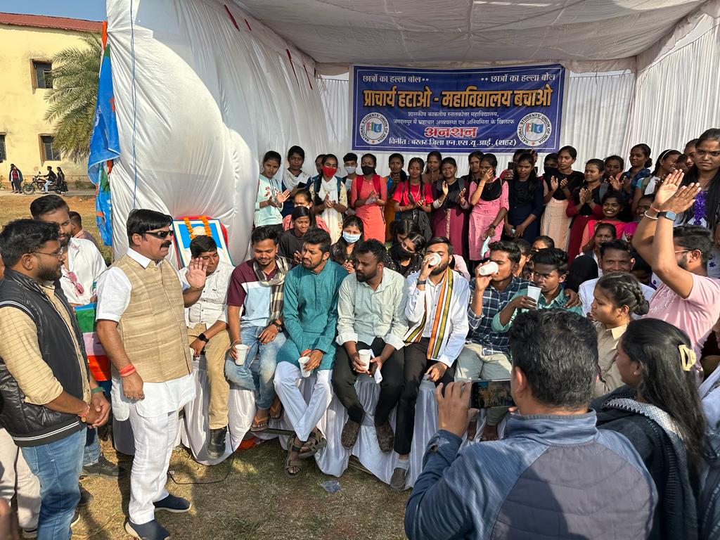 ईविप्रा के उपाध्यक्ष ने सुनी समस्याएं, अनशन पर बैठे छात्र नेताओं को जूस पिलाकर अनशन कराया समाप्त 