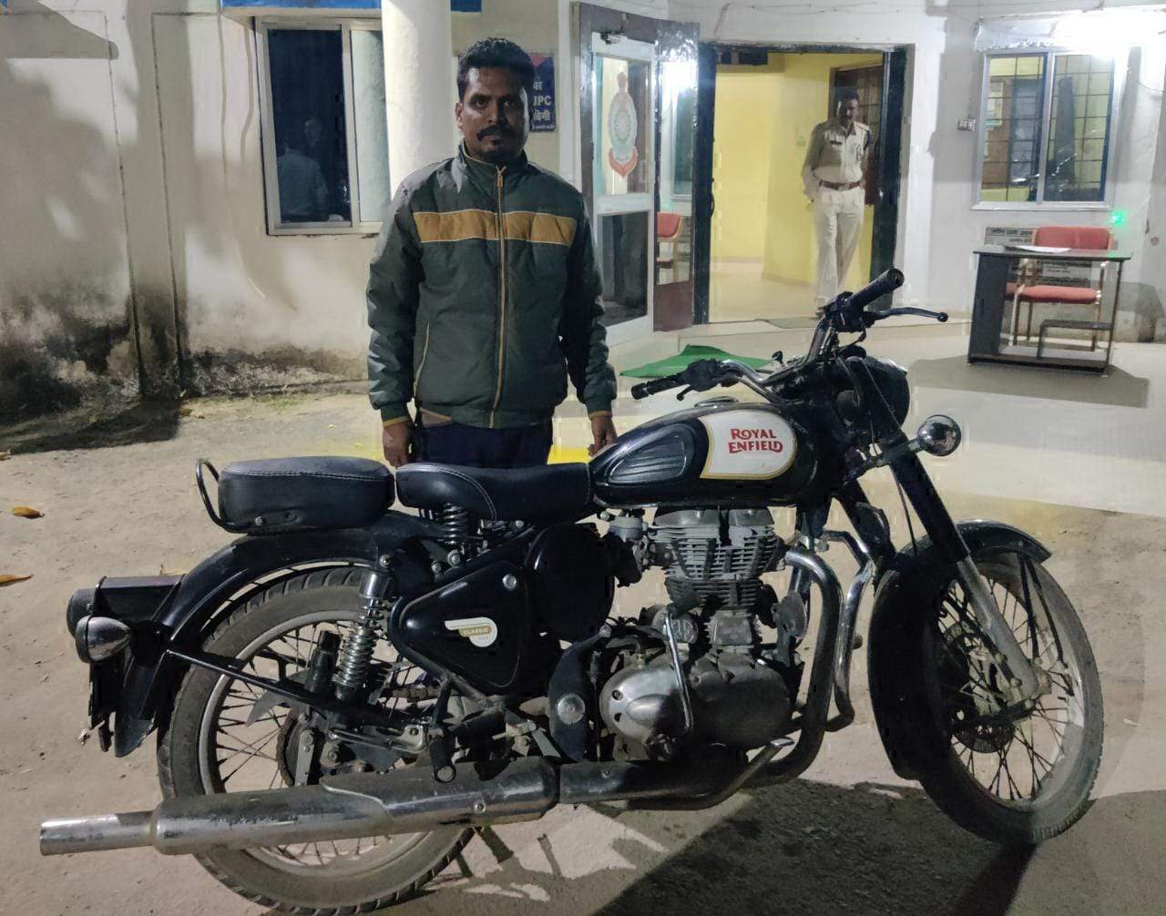 अमानक  साइलेंसर लगाकर बुलेेट चलाना पड़ा महंगा, चालक पर जुर्म दर्ज, गाड़ी जब्त