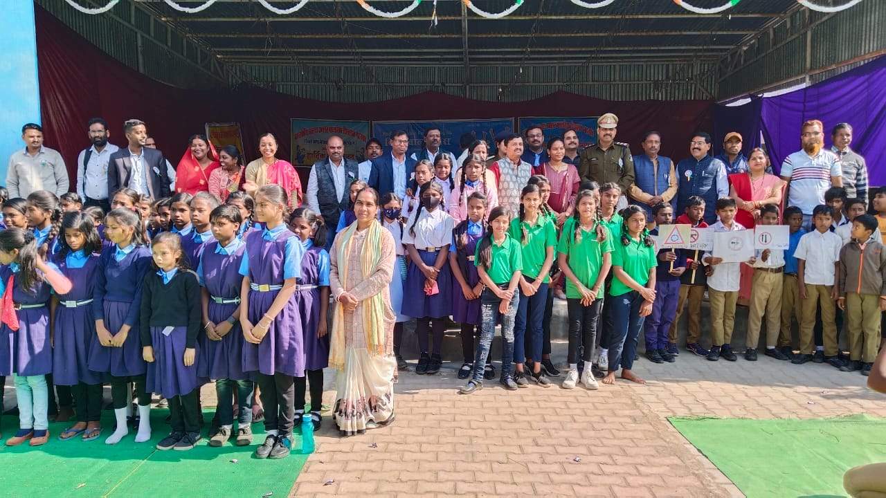 छात्रों को बनाया एक दिन का प्राचार्य व शिक्षक