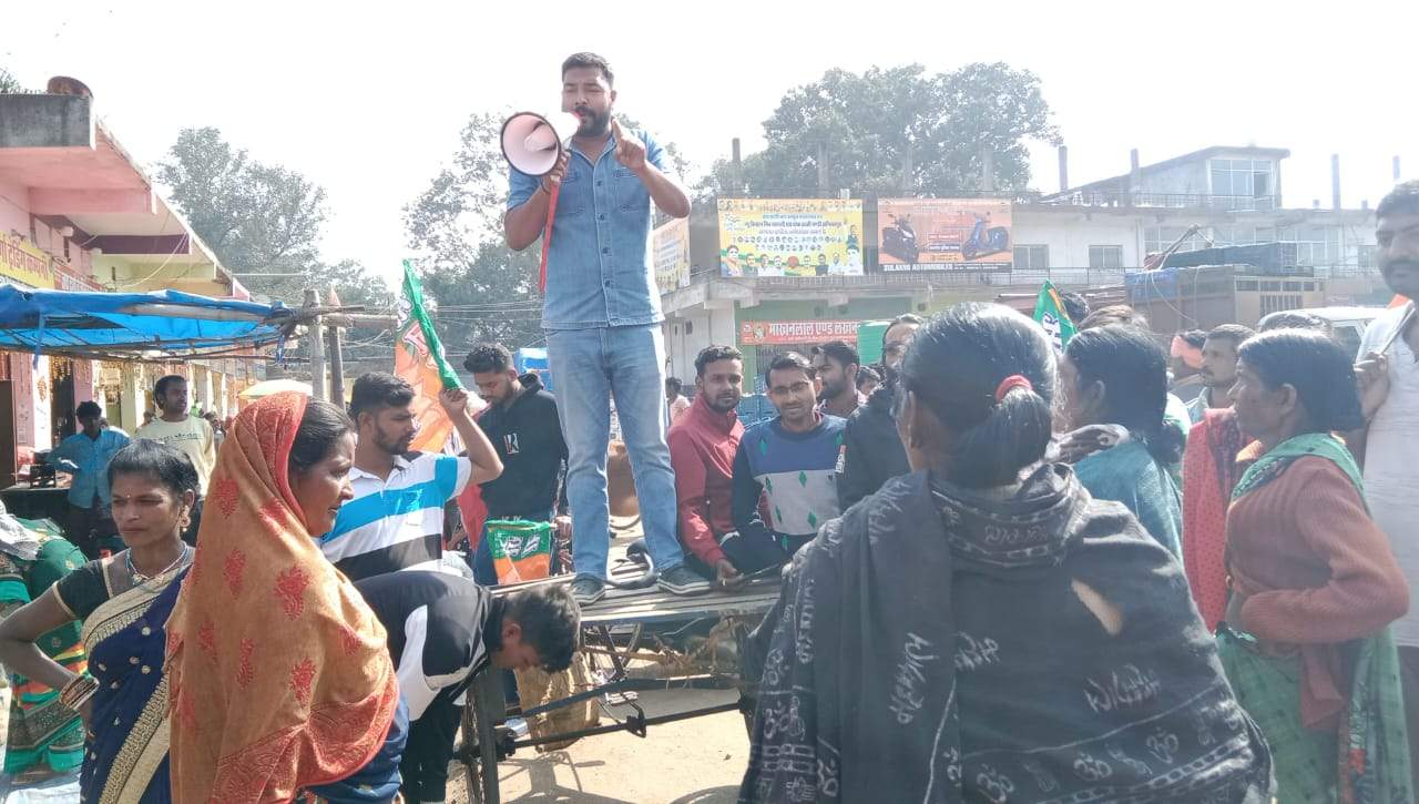 सुरक्षा निधि के नाम पर बढ़े हुए बिजली बिल का विरोध 