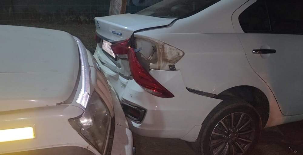 बाइक चालक को बचाने के चक्कर में सडक़ किनारे खड़ी कार को मारी ठोकर, हादसा टला