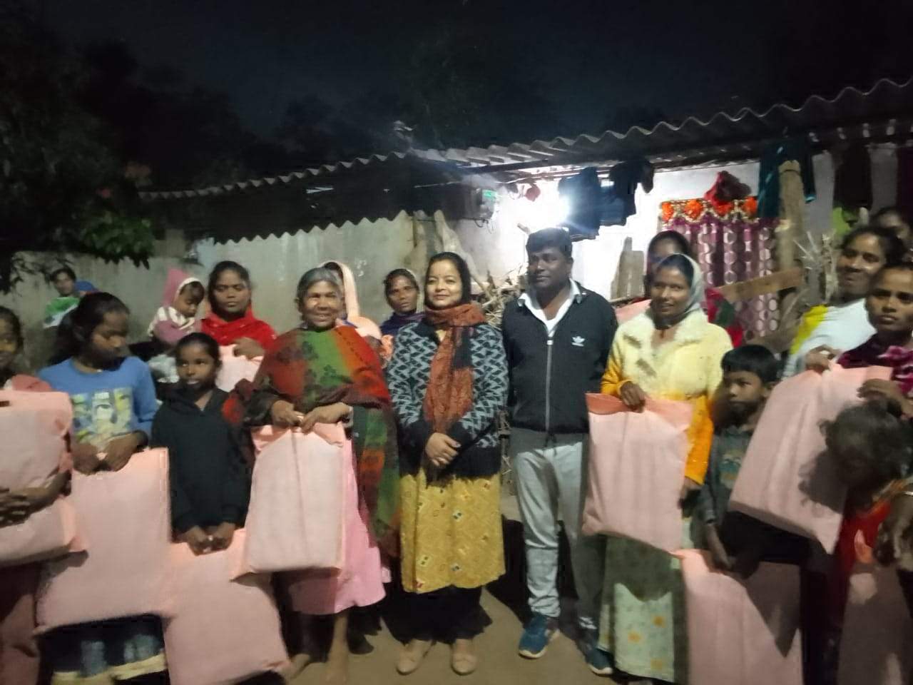 नपाध्यक्ष ने गरीबों को बांटे कंबल 