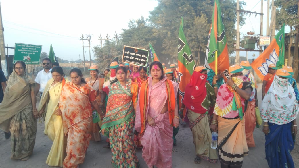 पदयात्रा पर निकली विधायक को दिखाए काले झंडे