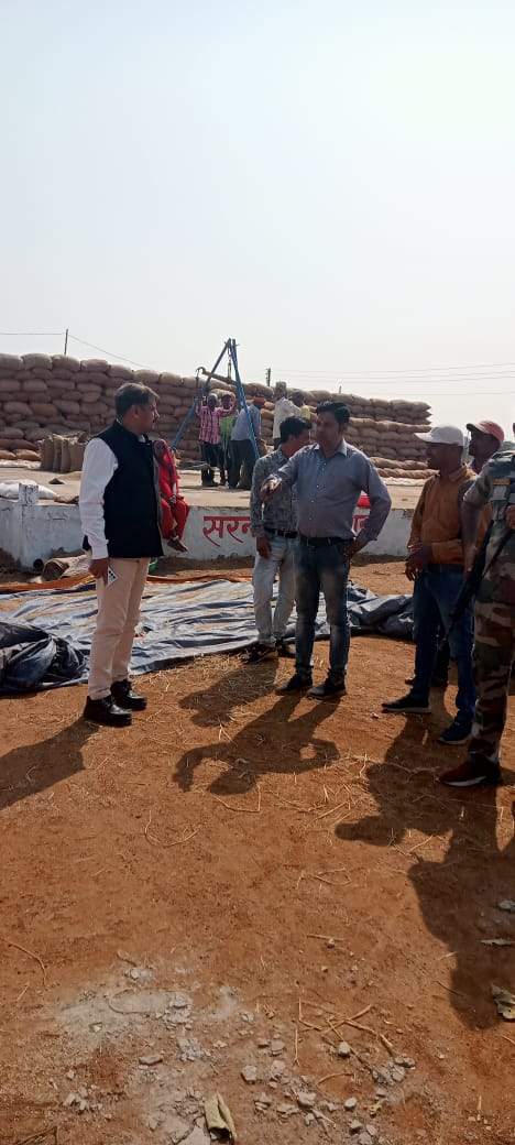धान खरीदी का जायजा लेने उपार्जन केंद्र पहुंचे जिला पंचायत सीईओ