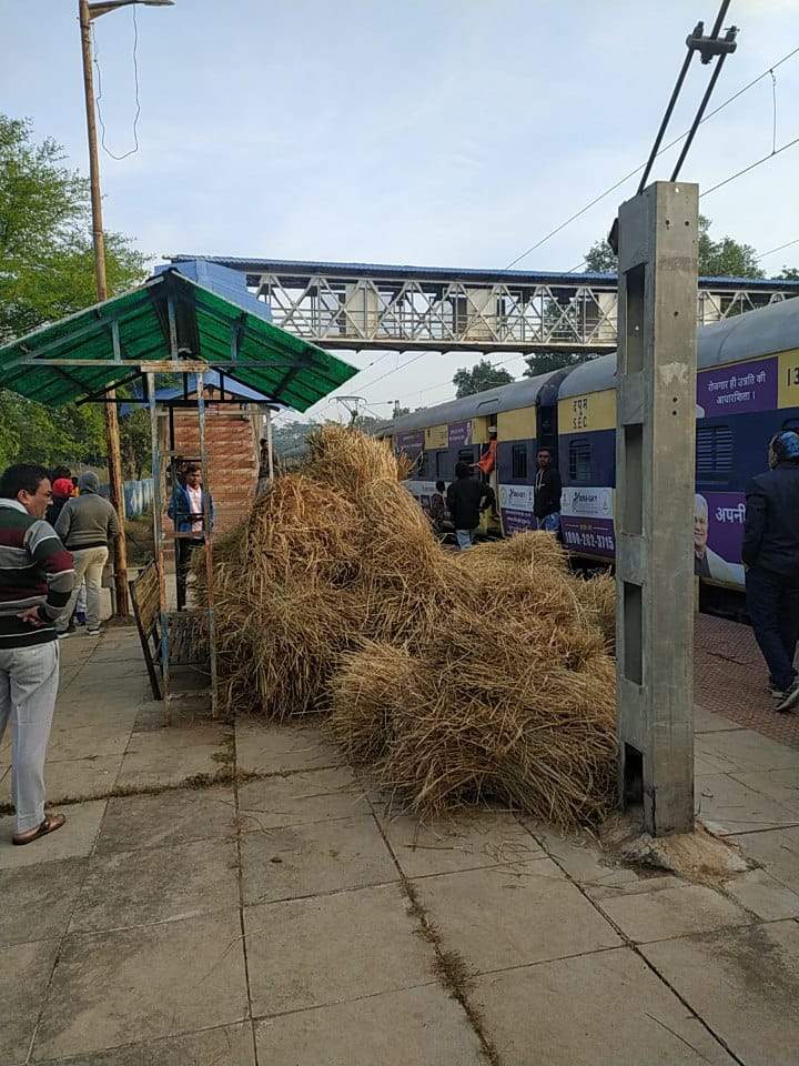 स्टेशन मास्टर कहते हैं हर साल खलिहान इसी तरीके से स्टेशन प्लेटफार्म पर पड़ा रहता है