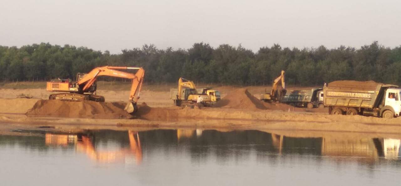 नदी की धारा बदल रेत की अवैध खुदाई