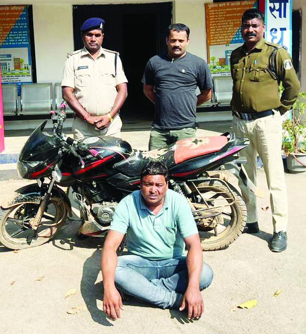 स्कूटी को बाइक से ठोकर मारते सोने की चेन खीचीं, आरोपी गिरफ्तार