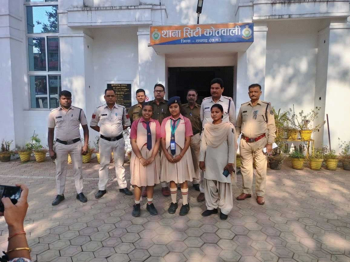 बाल सुरक्षा सप्ताह : छात्राओं ने किया थाना कोतवाली का भ्रमण, कार्यों को जाना