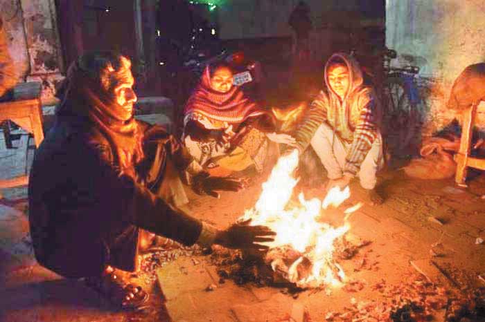 ठंड से बचाव के लिए अलाव की व्यवस्था करने कलेक्टर के निर्देश