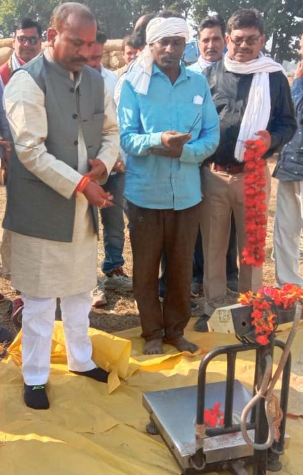 पुलिया निर्माण का भूमिपूजन, धान खरीदी केंद्र का शुभारंभ भी पुलिया निर्माण का भूमिपूजन, धान खरीदी केंद्र का शुभारंभ भी
