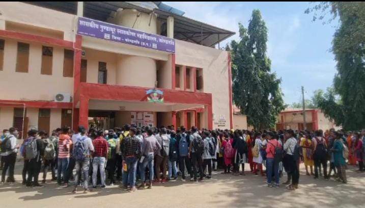 शिक्षकों की कमी, छात्रों ने कॉलेज गेट पर किया प्रदर्शन शिक्षकों की कमी, छात्रों ने कॉलेज गेट पर किया प्रदर्शन