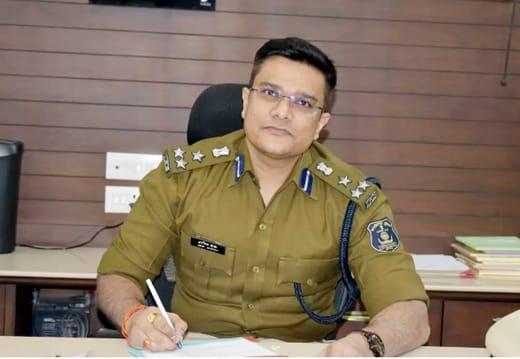 आईजी यादव और आरिफ ने पद संभाला, अलग-अलग बैठेंगे