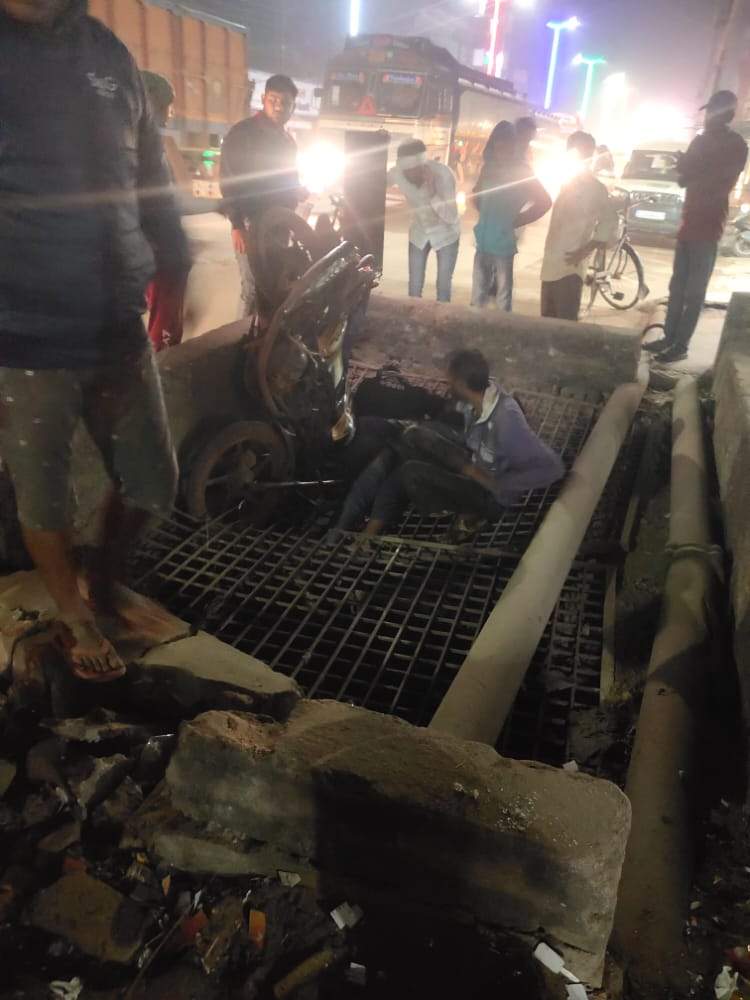 बाइक समेत पीडी नाला में गिरे 3 युवक, घायल बाइक समेत पीडी नाला में गिरे 3 युवक, घायल