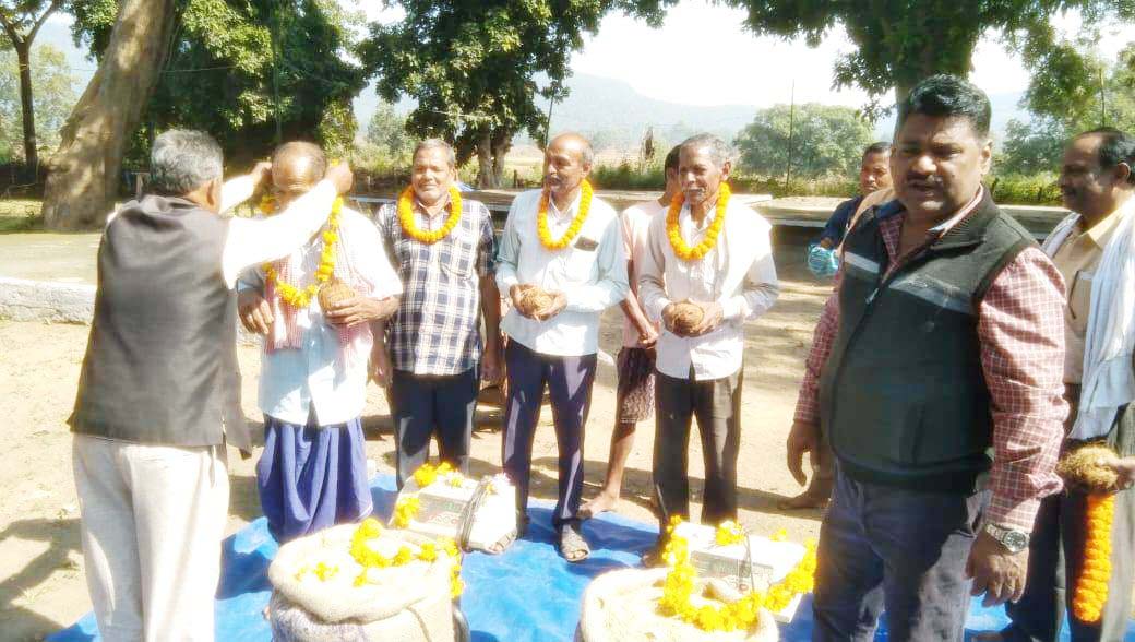 खरीदी केंद्रों से 15 हजार 920 क्विंटल धान का हो चुका है उठाव खरीदी केंद्रों से 15 हजार 920 क्विंटल धान का हो चुका है उठाव