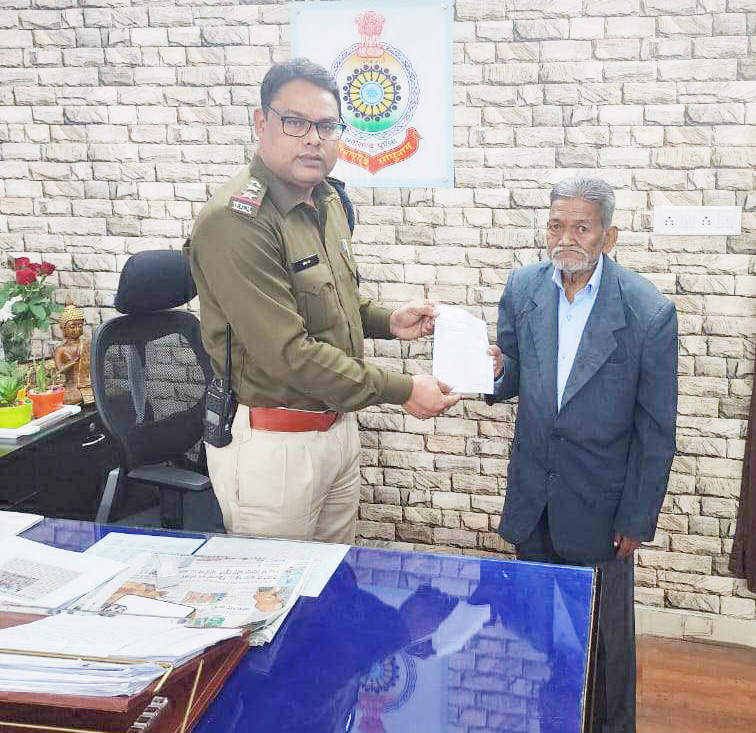 स्कूल की फीस भरने परिवार की मदद के लिए आगे आए टीआई स्कूल की फीस भरने परिवार की मदद के लिए आगे आए टीआई