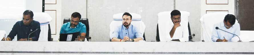 फुलपाड़ में सडक़ निर्माण लटकाया, कलेक्टर ने कार्य किया रद्द