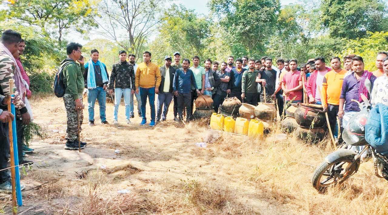 भकुर्रा के जंगल में तीन हजार किलो महुआ लाहन, दो सौ लीटर शराब व बनाने के उपकरण नष्ट भकुर्रा के जंगल में तीन हजार किलो महुआ लाहन, दो सौ लीटर शराब व बनाने के उपकरण नष्ट