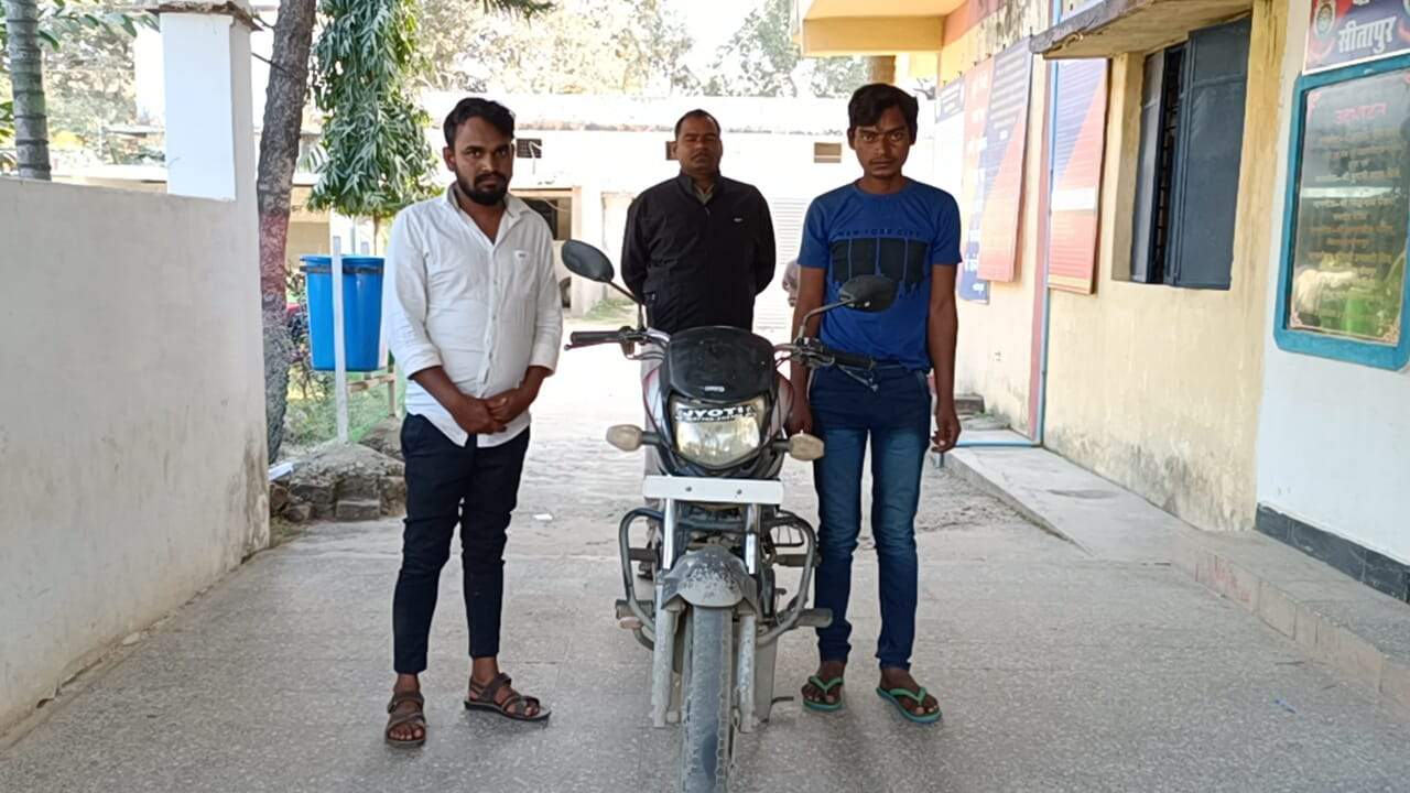 बस स्टैंड से बाइक चोरी करने वाले दो गिरफ्तार बस स्टैंड से बाइक चोरी करने वाले दो गिरफ्तार