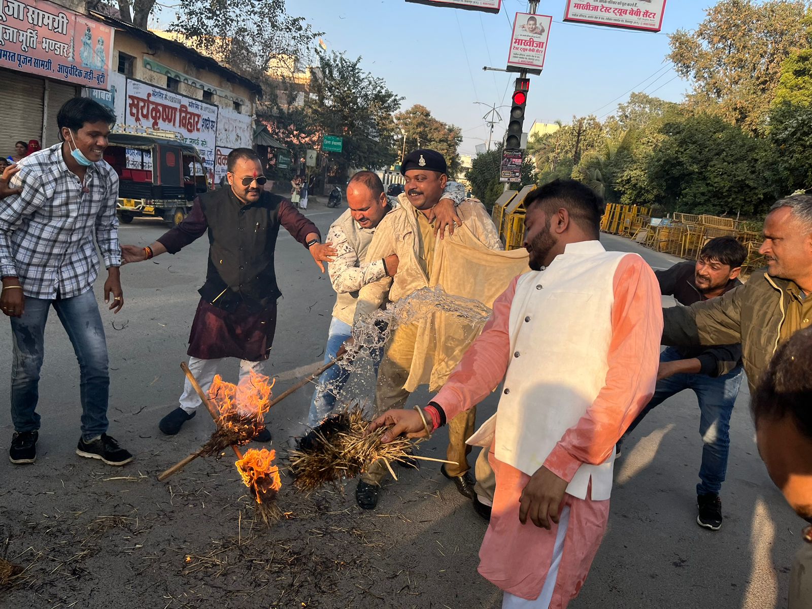 भाजयुमो ने सीएम का पुतला फूंका