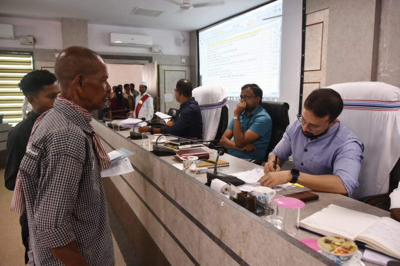 जनदर्शन में सौ से अधिक समस्याओं का समाधान जनदर्शन में सौ से अधिक समस्याओं का समाधान