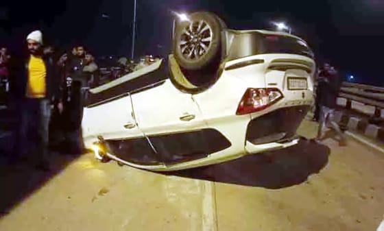 कुत्ते को बचाने डिवाइडर से टकराकर कार पल्टी, सवार बाल-बाल बचे