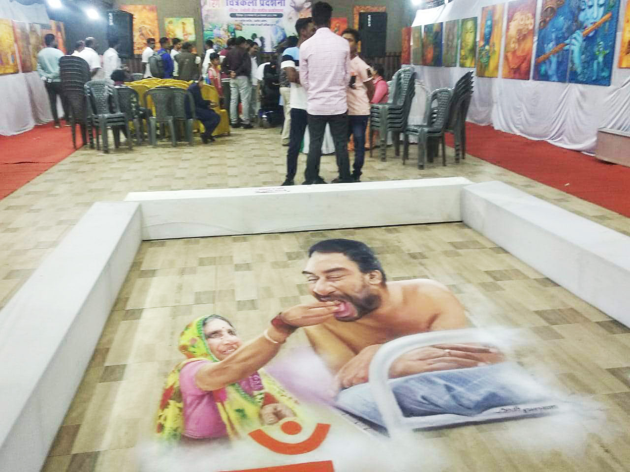 चित्रकार बसंत की कलाकृतियां देख मुग्ध हो रहे सभी चित्रकार बसंत की कलाकृतियां देख मुग्ध हो रहे सभी