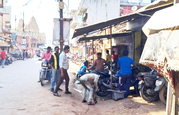 निगम की कार्रवाई, सडक़ किनारे अतिक्रमण ठेलों, गाडिय़ों को हटाया निगम की कार्रवाई, सडक़ किनारे अतिक्रमण ठेलों, गाडिय़ों को हटाया