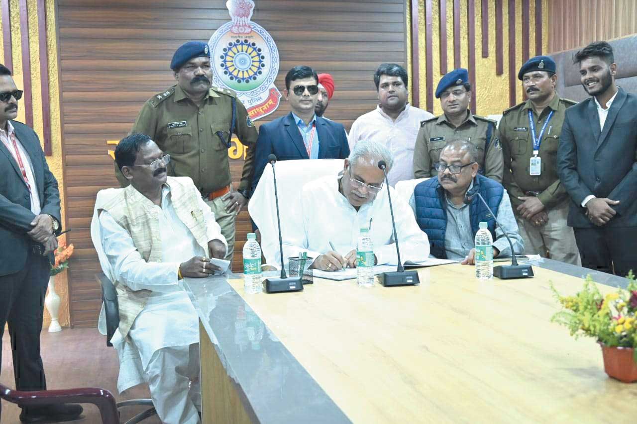 सीएम ने एसपी कार्यालय में किया जनसंवाद केंद्र का उद्घाटन सीएम ने एसपी कार्यालय में किया जनसंवाद केंद्र का उद्घाटन