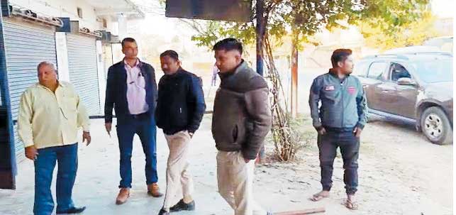 शो रूम के सामने फायरिंग, एक गोली दुकान के शटर को चीरती अंदर जा घुसी, बच्चा बाल-बाल बचा शो रूम के सामने फायरिंग, एक गोली दुकान के शटर को चीरती अंदर जा घुसी, बच्चा बाल-बाल बचा