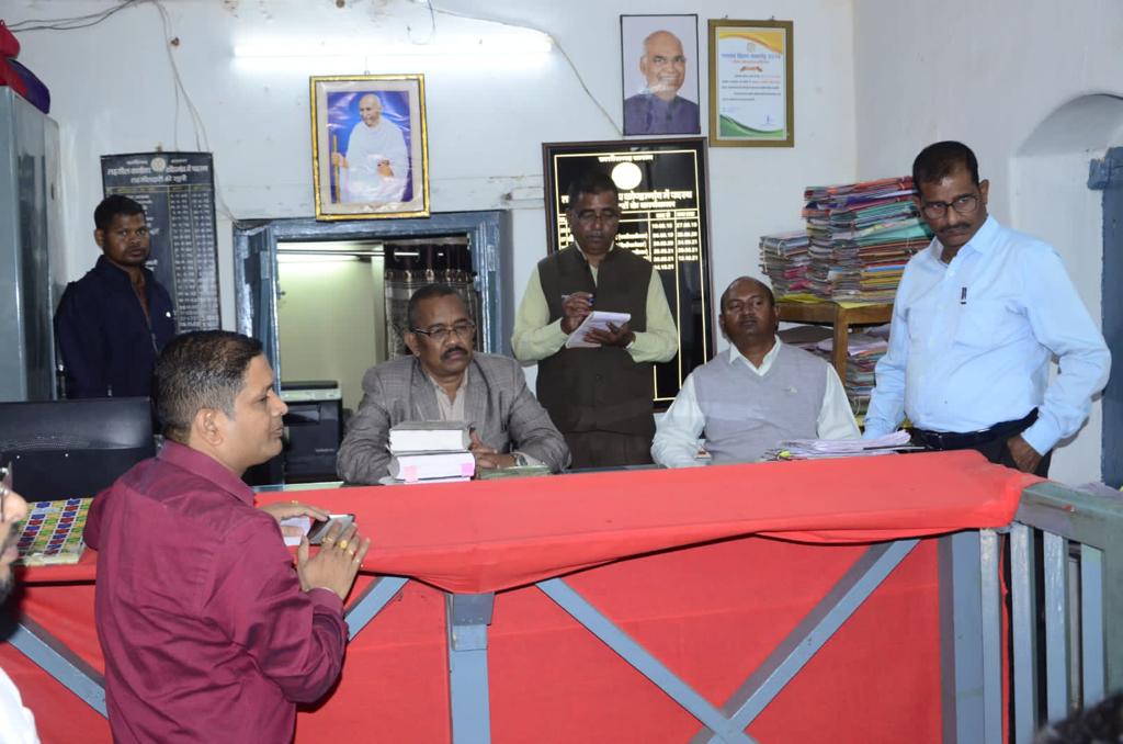 कमिश्नर ने किया अनुविभागीय दण्डाधिकारी और तहसील कार्यालय का औचक निरीक्षण कमिश्नर ने किया अनुविभागीय दण्डाधिकारी और तहसील कार्यालय का औचक निरीक्षण
