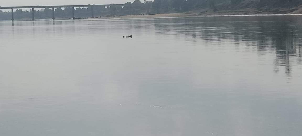 दो दिन बाद मिली शबरी नदी में डूबे बैंक कर्मी की लाश दो दिन बाद मिली शबरी नदी में डूबे बैंक कर्मी की लाश