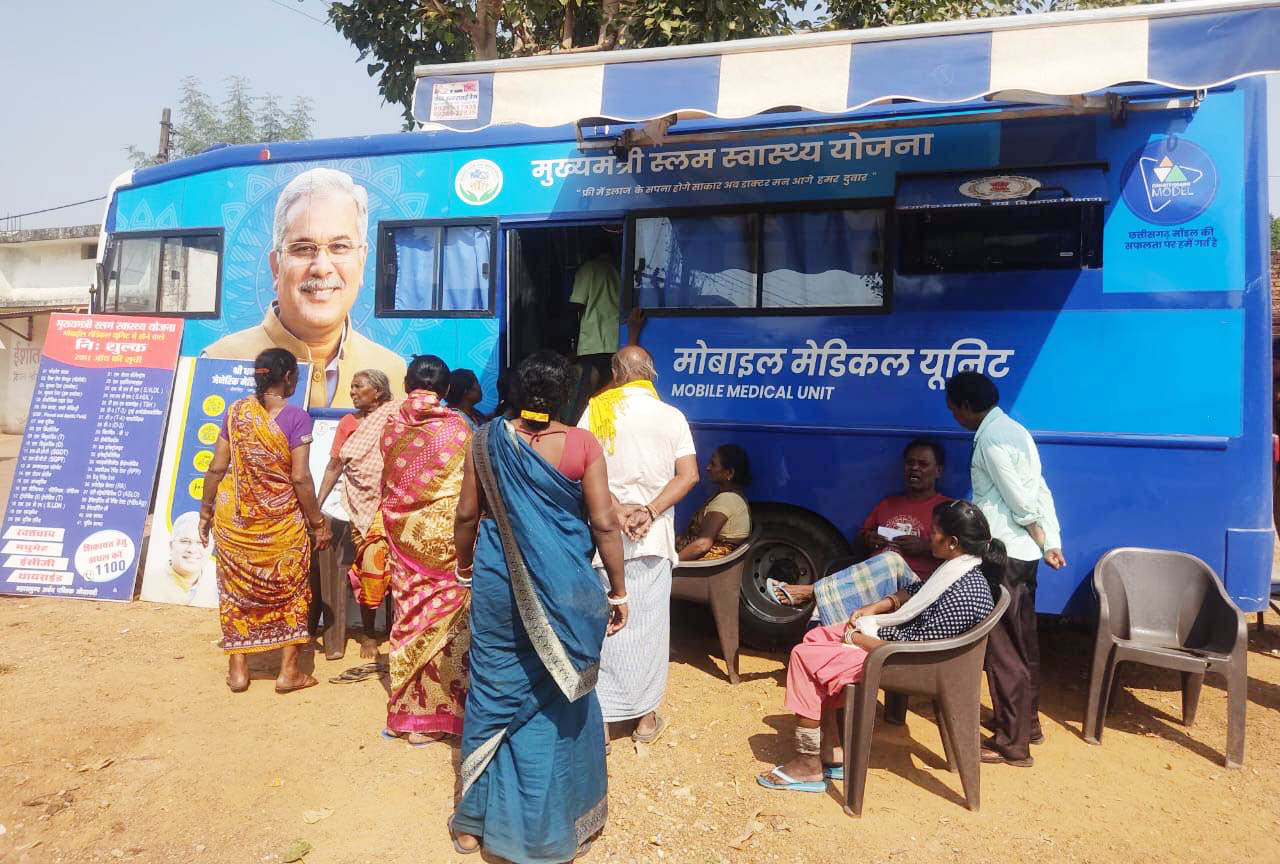 सायरन बजते ही गरीब मरीजों का ध्यान बरबस ही खूबसूरत नीले रंग की बस एमएमयू की ओर दौड़ जाती है सायरन बजते ही गरीब मरीजों का ध्यान बरबस ही खूबसूरत नीले रंग की बस एमएमयू की ओर दौड़ जाती है