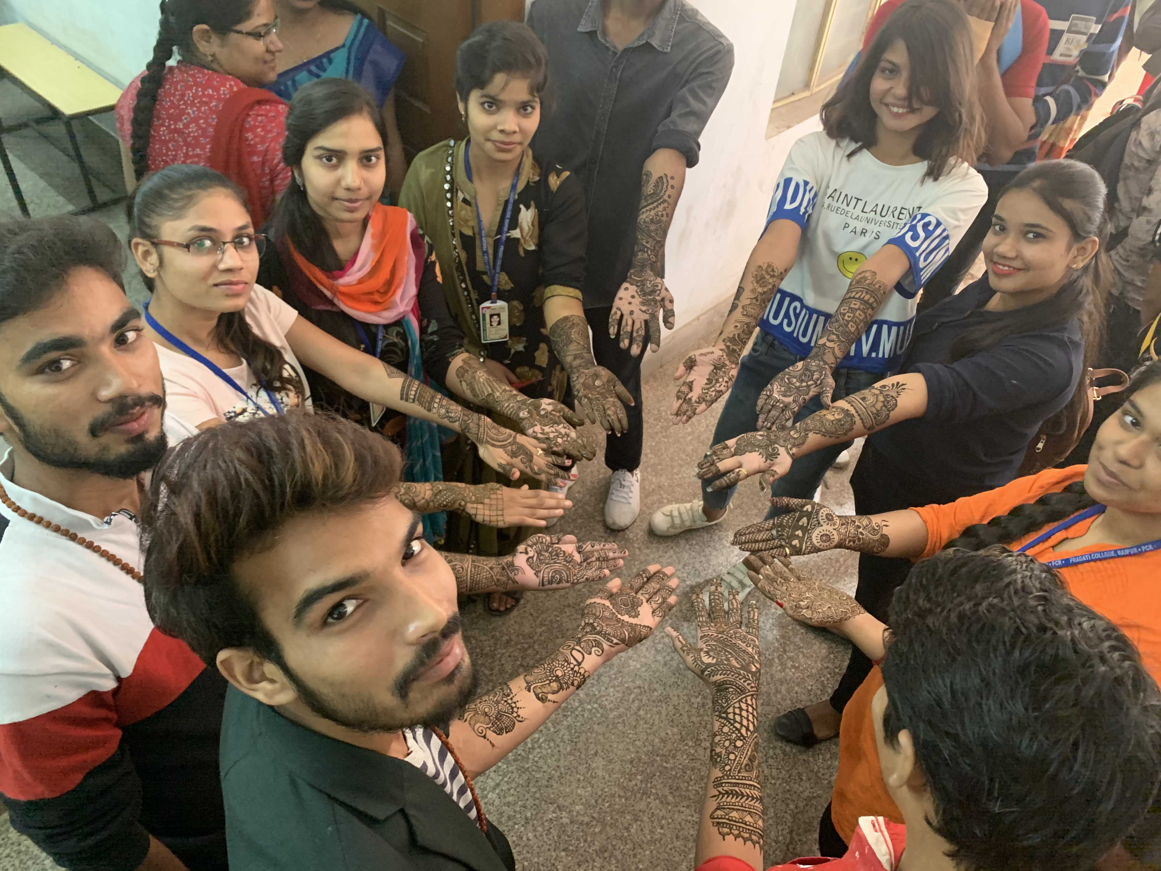 प्रगति महाविद्यालय में रंगोली-मेहंदी प्रतियोगिता 