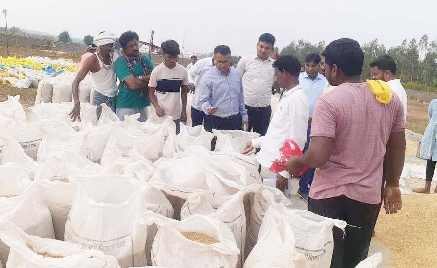 कलेक्टर ने किया बाबू सेमरा धान खरीदी केन्द्र का निरीक्षण
