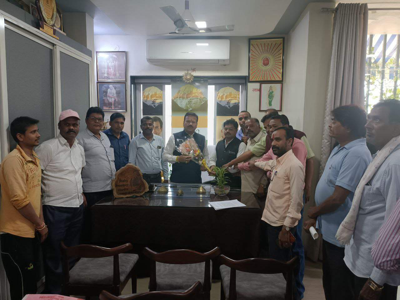 नहीं मिल रहा श्रीराम वाटिका में मूलभूत सुविधाओं का लाभ  समस्याओं के निराकरण की मांग को संसदीय सचिव को सौंपा ज्ञापन